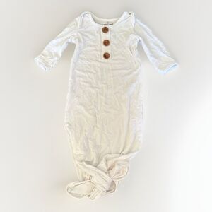 Caden Lane Size 0-3 Month Bamboo Gown White Baby One Piece Wood Faux Buttons